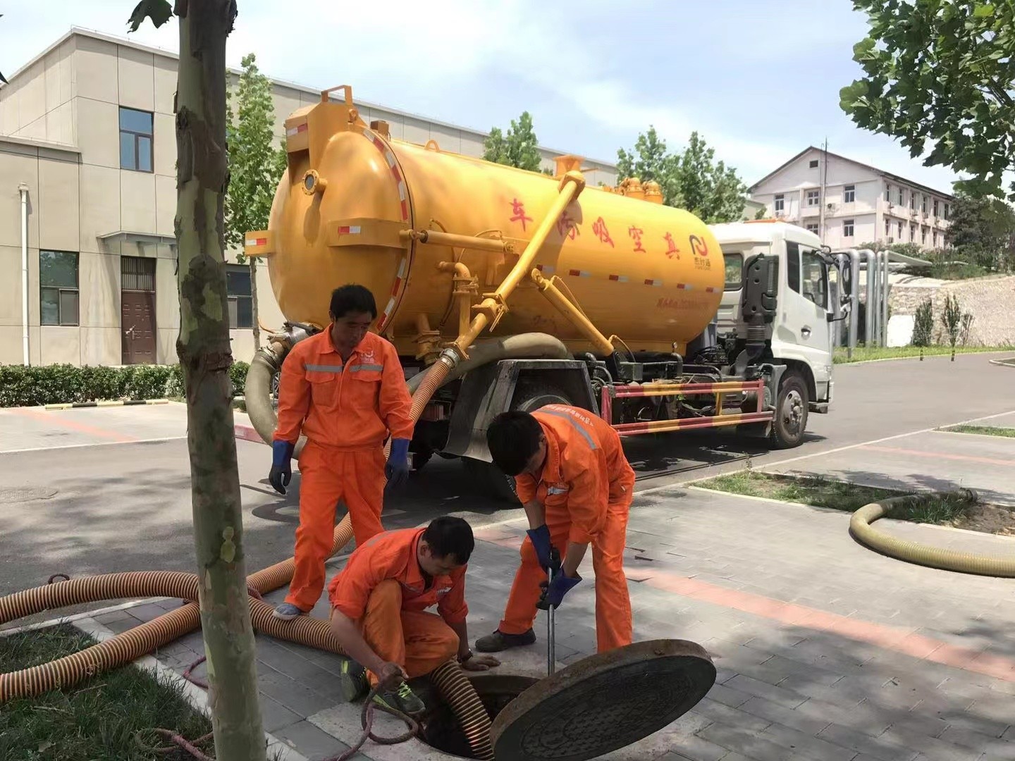 八所镇化粪池清理与5-8吨吸粪车施工效率分析